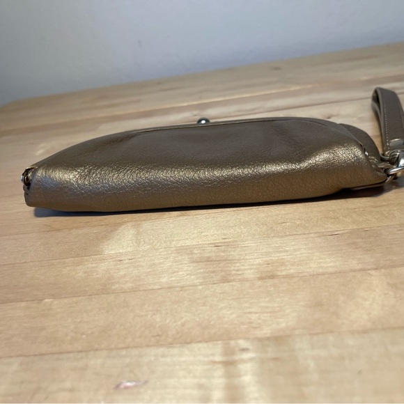 HOBO copper color leather fold in wristlet with kiss lock main closure - Picture 4 of 12